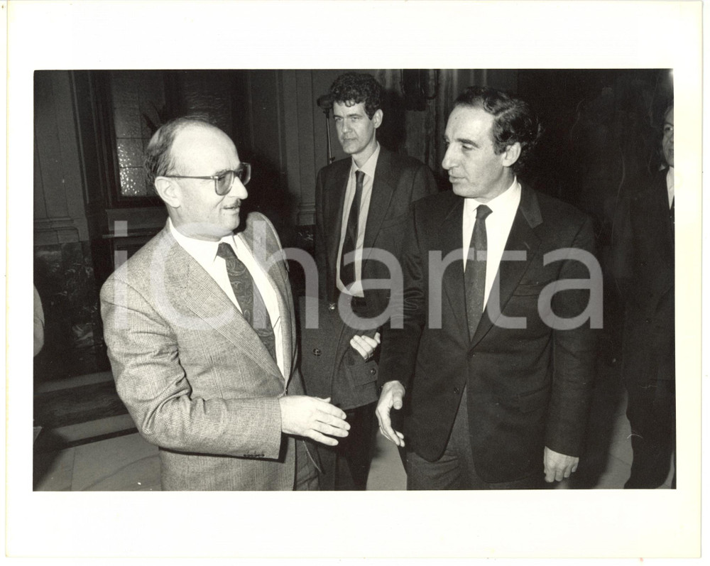 Fotografia d epoca originale 1990 ca MILANO Paolo PILLITTERI a colloquio con Francesco ZACCARIA Foto 25x20 1