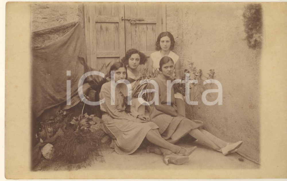 Fotografia d epoca originale 1930 COSTUME ITALIA Quattro giovani donne in un cortile Foto anonima artistica 1
