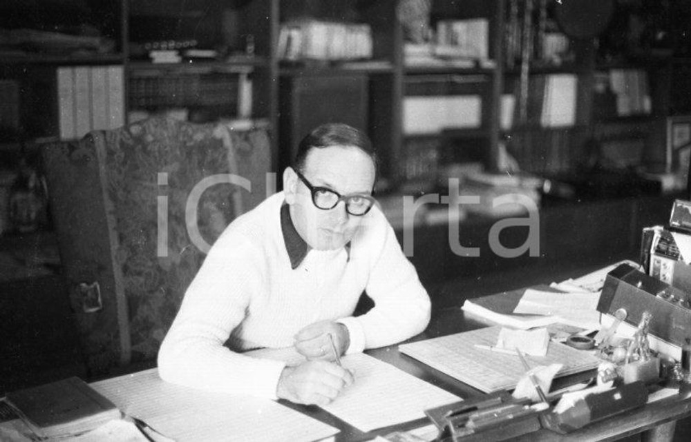 Fotografia d epoca originale 1975ca Ennio MORRICONE in studio NEGATIVO ORIGINALE 1