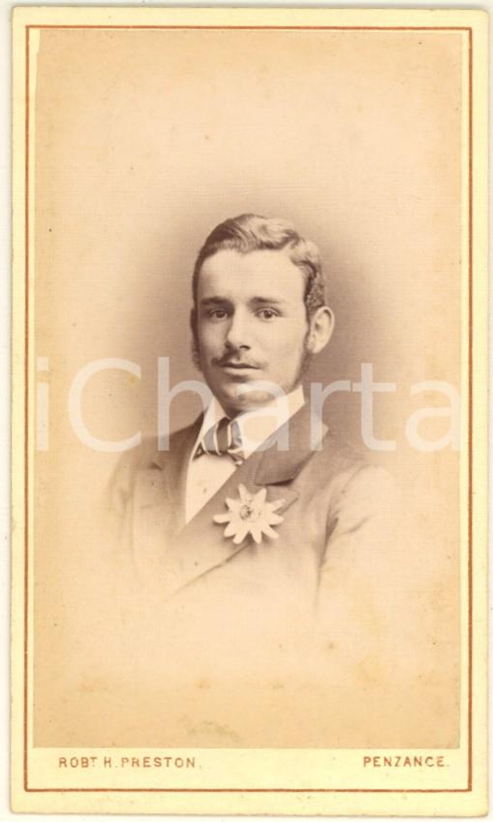 Fotografia d epoca originale 1875 ca PENZANCE UK Giovane uomo  Busto  Foto Robert H. PRESTON CDV 1