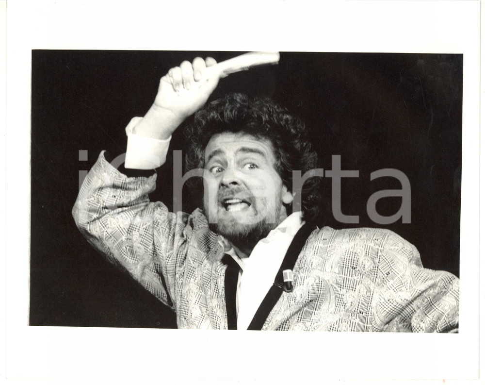 Fotografia d epoca originale 1985 ca TEATRO Beppe GRILLO si esibisce sul palco Foto 25x20 cm 1