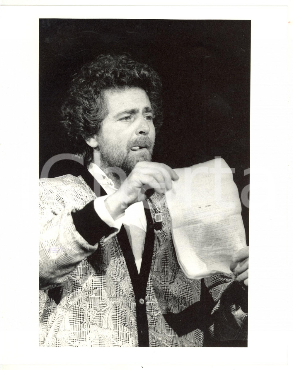 Fotografia d epoca originale 1985 ca  TEATRO Beppe GRILLO si esibisce sul palco 3 Foto 1