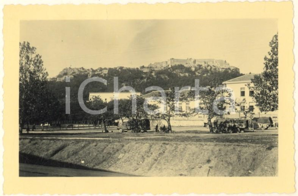 Fotografia d epoca originale 1941 WW2 KNIN / TENIN CROAZIA Caserma jugoslava  Autocarri Foto 6x9 cm 1