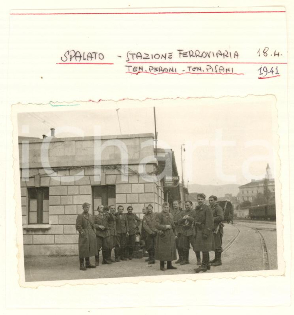 Fotografia d epoca originale 1941 WW2 SPALATO Stazione ferroviaria  Ufficiali italiani Foto 9x6 cm 1