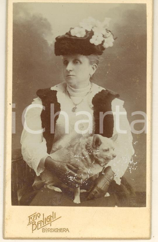 Fotografia d epoca originale 1900 ca BORDIGHERA IM Donna con il cane in braccio  Foto Ezio BENIGNI CDV 1