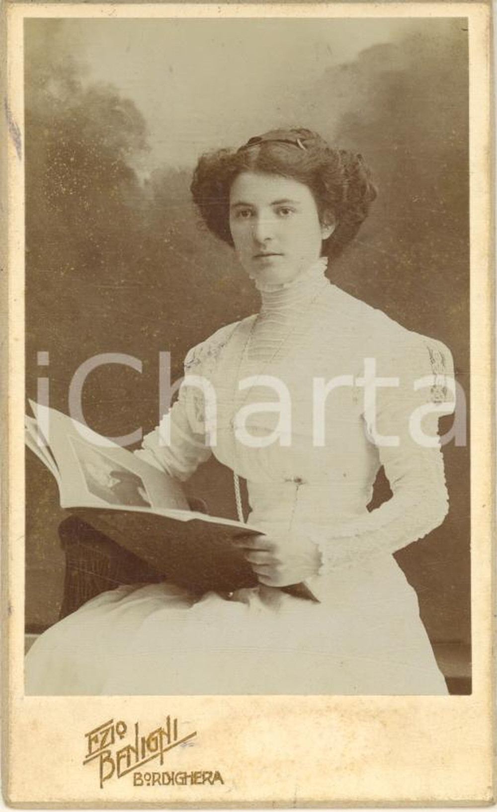 Fotografia d epoca originale 1900 ca BORDIGHERA IM Giovane donna in lettura  Foto Ezio BENIGNI CDV 2 1