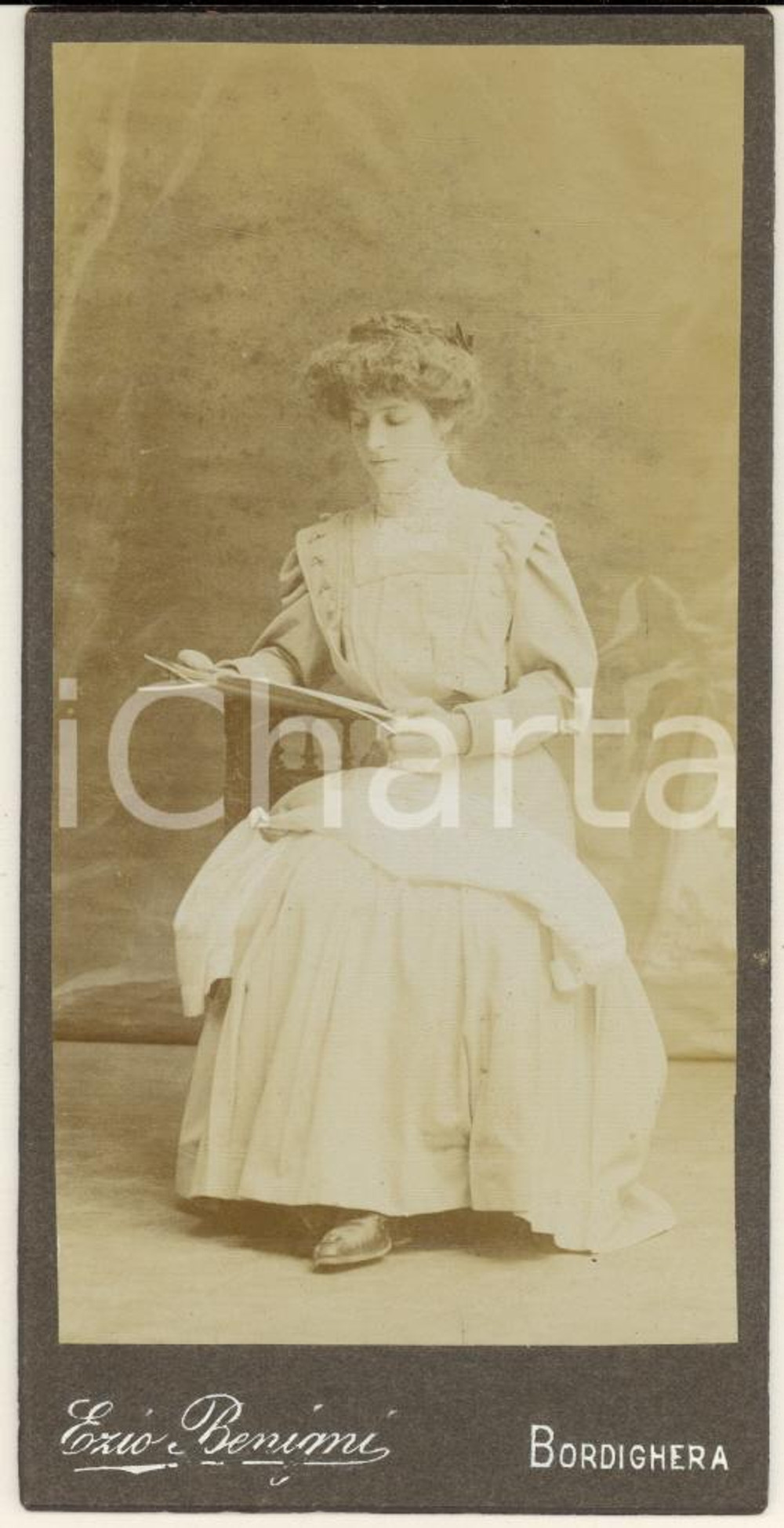 Fotografia d epoca originale 1900 ca BORDIGHERA IM Giovane donna in lettura  Foto Ezio BENIGNI 3 1