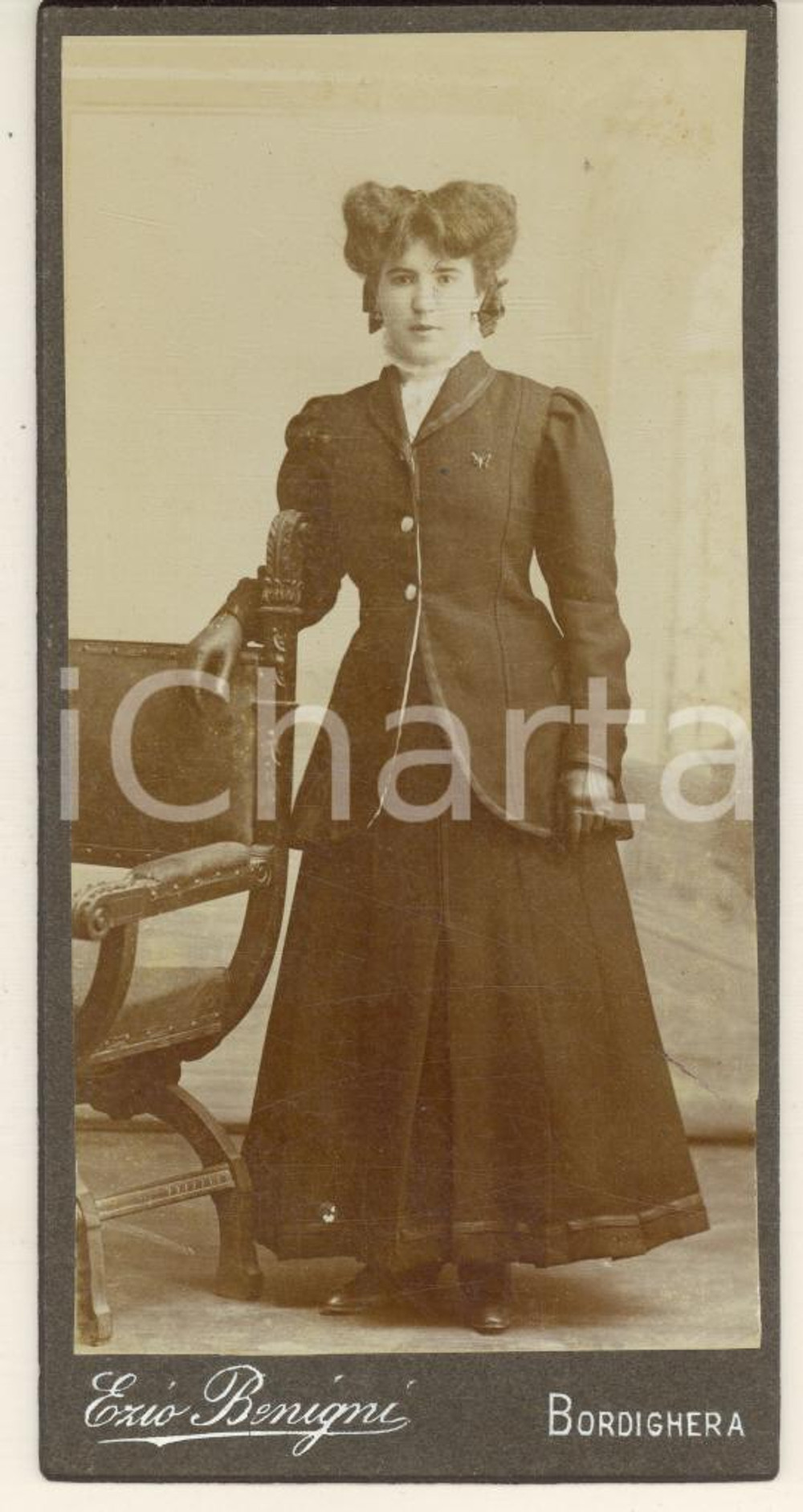 Fotografia d epoca originale 1900 ca BORDIGHERA IM Giovane donna in abito scuro  Foto Ezio BENIGNI 1