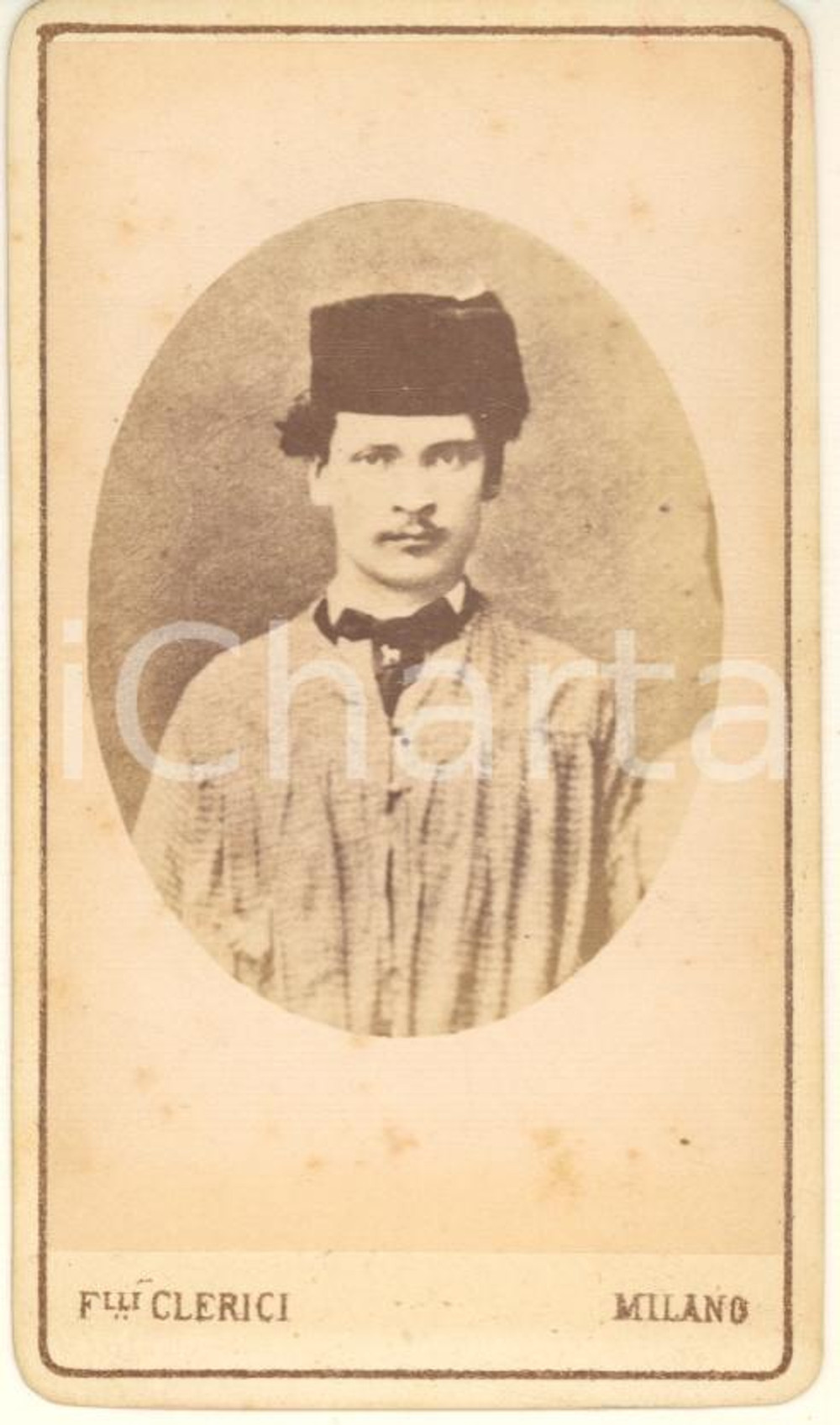 Fotografia d epoca originale 1870 ca MILANO Ritratto di un giovane uomo con il fez  Foto C. CLERICI CDV 1