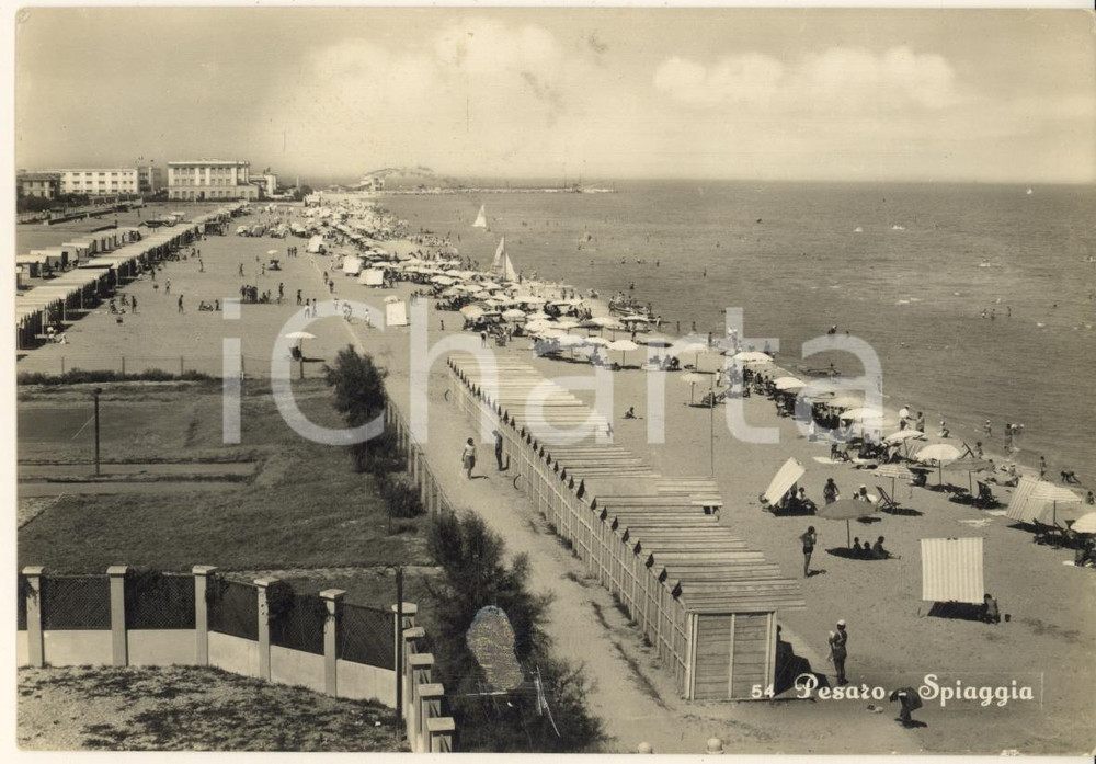 Cartolina originale da collezione 1954 PESARO Veduta della spiaggia con bagnanti e ombrelloni Cartolina FG VG 1