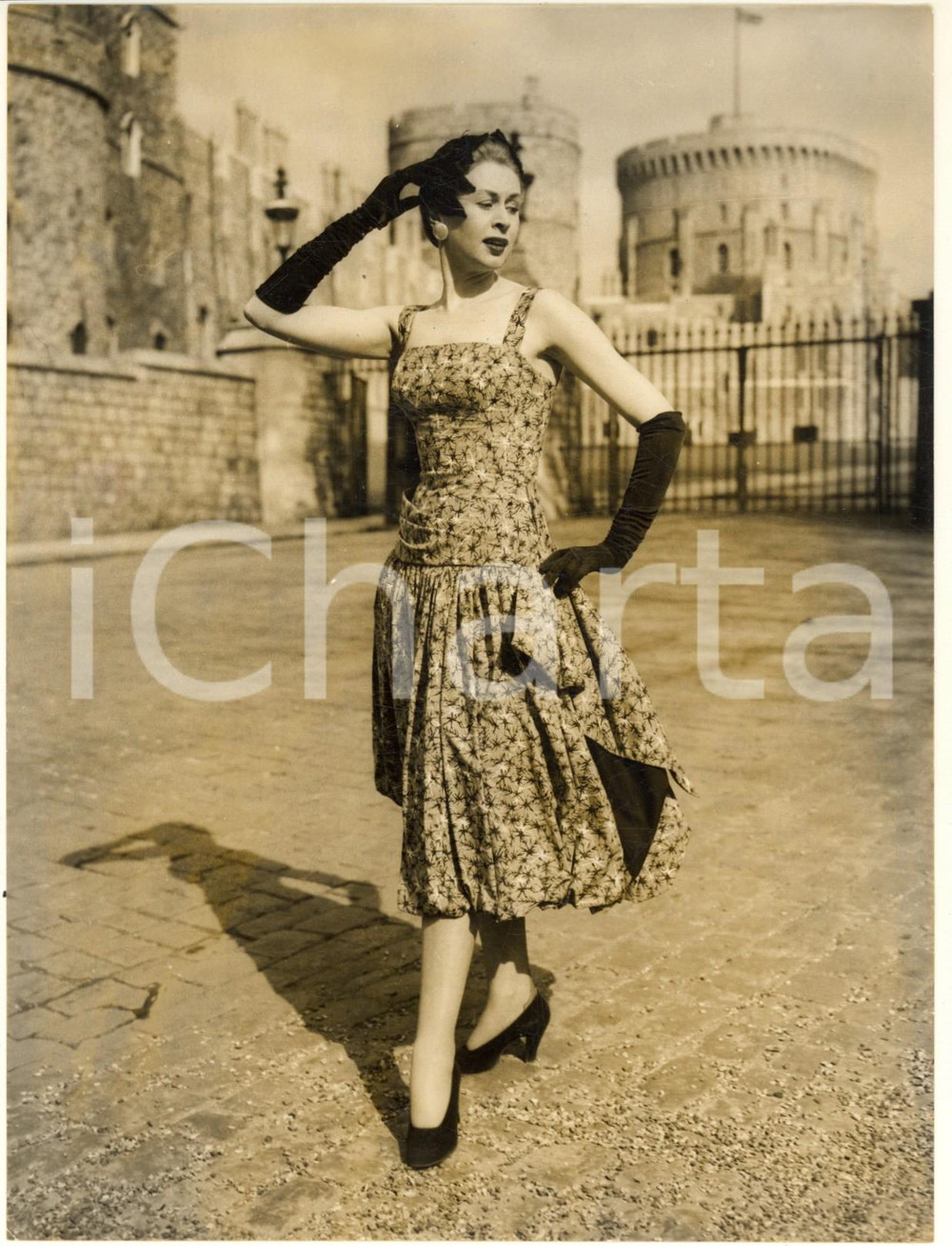 Fotografia d epoca originale 1955 FASHION DISPLAY AT WINDSOR Model wearing cerise fancy cotton dress Photo 1