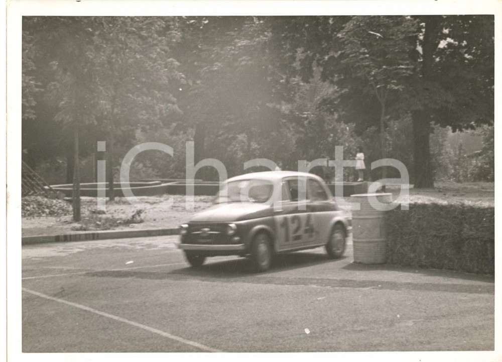 Fotografia d epoca originale 1965 ca JOLLY CLUB Fiat 500 aggira bidone durante una gara Foto RALLY 1