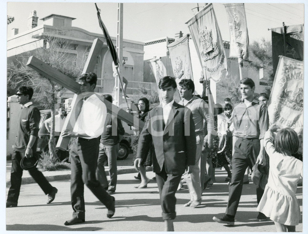 Fotografia d epoca originale 1970 ca CAMARGUE  SAINTESMARIESDELAMER Gitani in processione Foto 23x18 cm 1