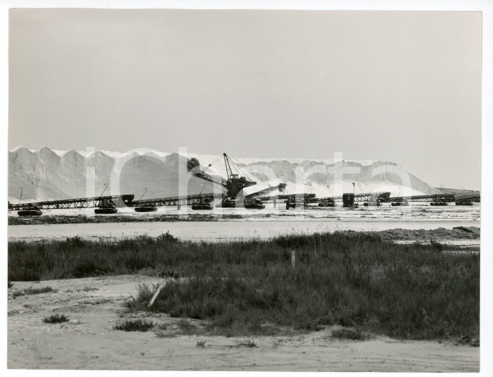 Fotografia d epoca originale 1970 ca CAMARGUE Salin de Giraud  Panorama di una salina  Foto 24x18 cm 1