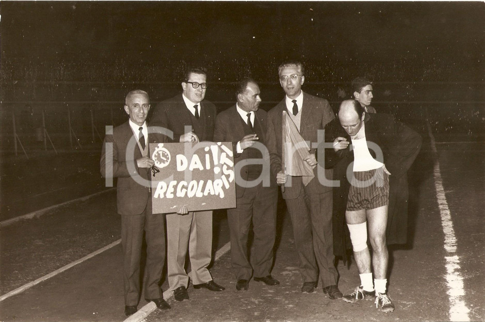 Fotografia d epoca originale 1955 ca PODISMO Atleta con cappotto e sigaretta a fine gara Foto VARISCO 1