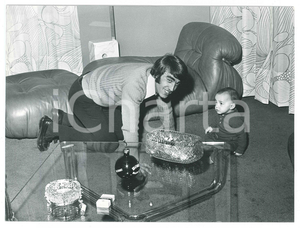 Fotografia d epoca originale 1970 ca COSTUME ITALIA Pietro ANASTASI in salotto con il figlio Silvano Foto 4 1