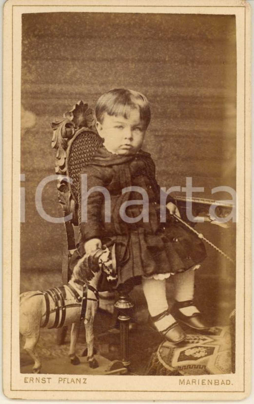 Fotografia d epoca originale 1890 ca MARIENBAD / MARIANSKE LAZNE Bambino con cavallo giocattolo Foto CDV 1