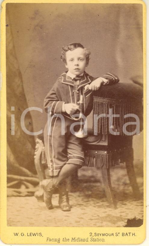 Fotografia d epoca originale 1900 ca BATH UK Child with a trumpet  Portrait Photo W. G. LEWIS CDV 1