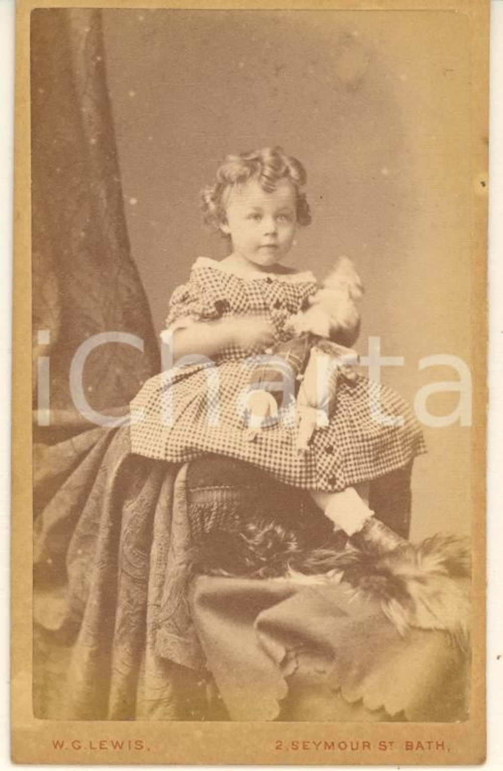 Fotografia d epoca originale 1900 ca BATH UK Little girl with her doll  Portrait Photo W. G. LEWIS CDV 1
