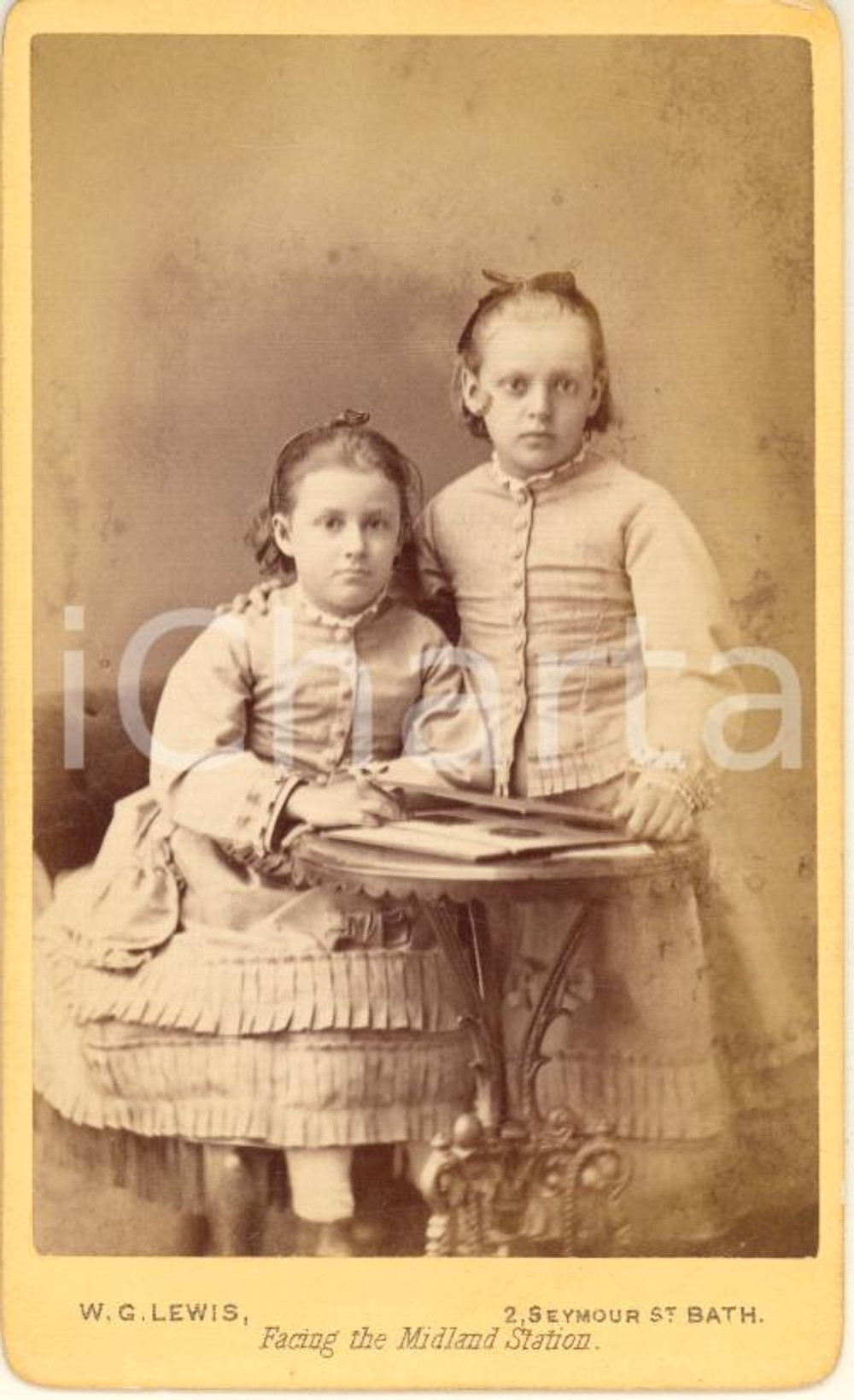 Fotografia d epoca originale 1900 ca BATH UK Two young sisters with an album  Photo W. G. LEWIS CDV 1