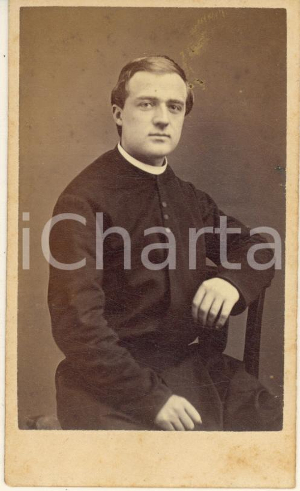 Fotografia d epoca originale 1870 ca MILANO ? Ritratto di giovane sacerdote seduto  Foto CDV 1
