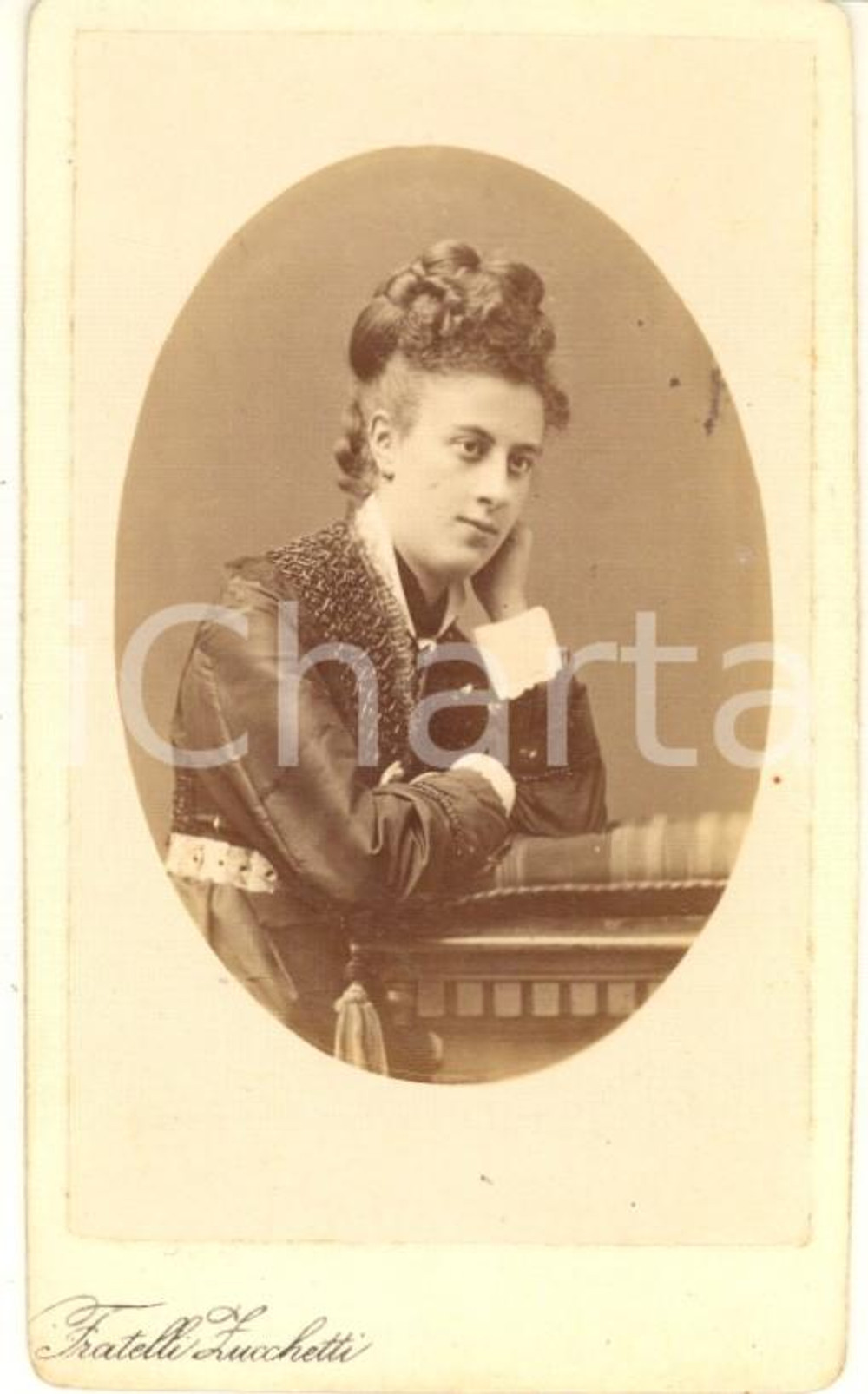 Fotografia d epoca originale 1870 ca MILANO Giovane donna in abito scuro  Foto F.lli ZUCCHETTI CDV 1