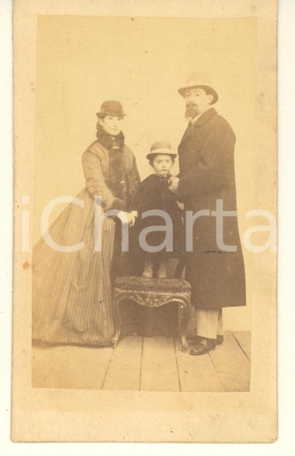 Fotografia d epoca originale 1870 ca MILANO ? Coppia di genitori con il figlio bambino  Fotografia CDV 1