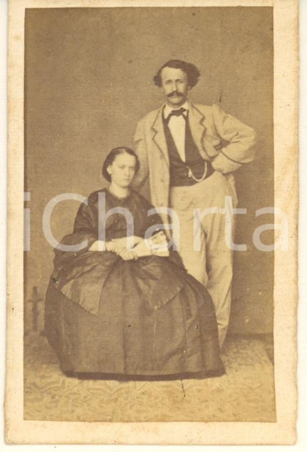 Fotografia d epoca originale 1870 ca MILANO ? Coppia di coniugi  Donna con ventaglio  Fotografia CDV 1