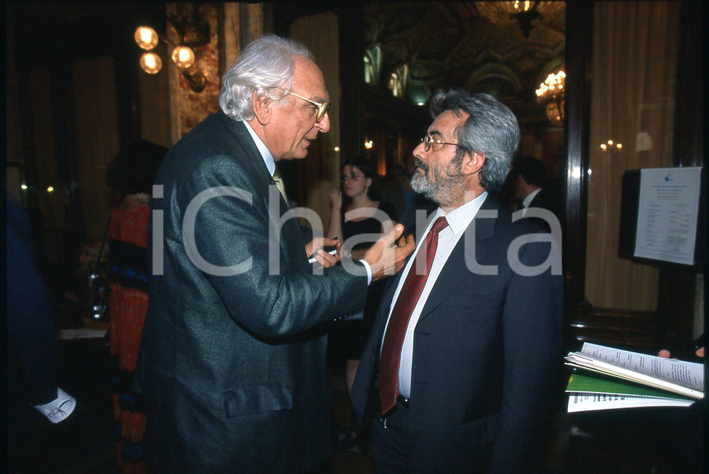 Fotografia d epoca originale 1995 ca MILANO Marco PANNELLA e Paolo GAMBESCIA 35mm VINTAGE SLIDE 1