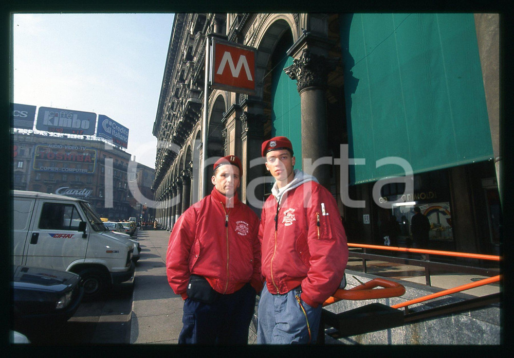 Fotografia d epoca originale 1990 ca MILANO  GUARDIAN ANGELS in Piazza DUOMO 35mm VINTAGE SLIDE 1