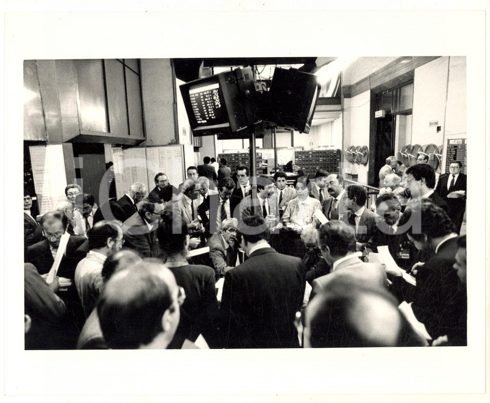 Fotografia d epoca originale 1987 MILANO Borsa Italiana  Folla di broker sotto i monitor  Foto 25x20 1