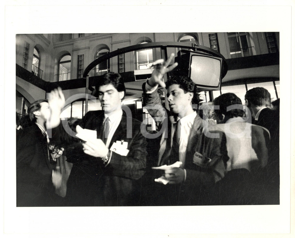 Fotografia d epoca originale 1987 MILANO Broker acquistano titoli in Borsa  Fotografia 25x20 1