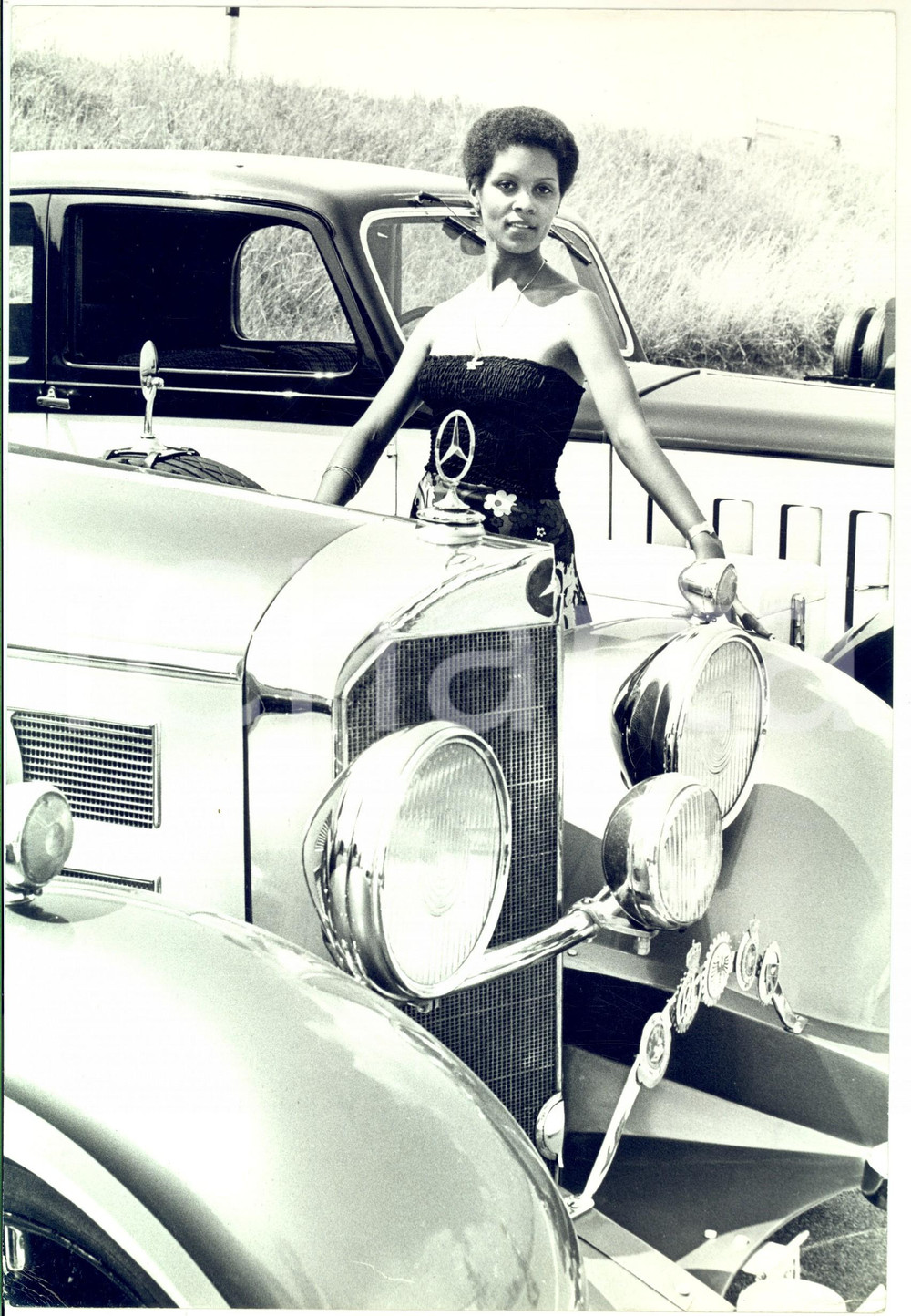 Fotografia d epoca originale 1975 ca CINEMA Ritratto dell attrice Jean BELL con automobile  Foto 20x30 1