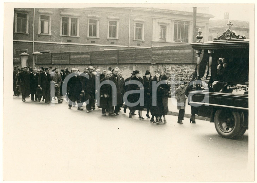 Fotografia d epoca originale 1930 ca MILANO Ospedale Maggiore  Corteo funebre  Fotografia 18x13 cm 1