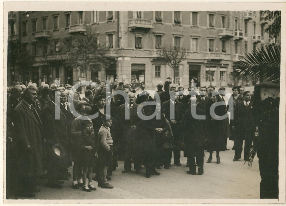 Fotografia d epoca originale 1930 ca MILANO Parrocchia S. Andrea  Partenza corteo funebre  Fotografia 18x13 1