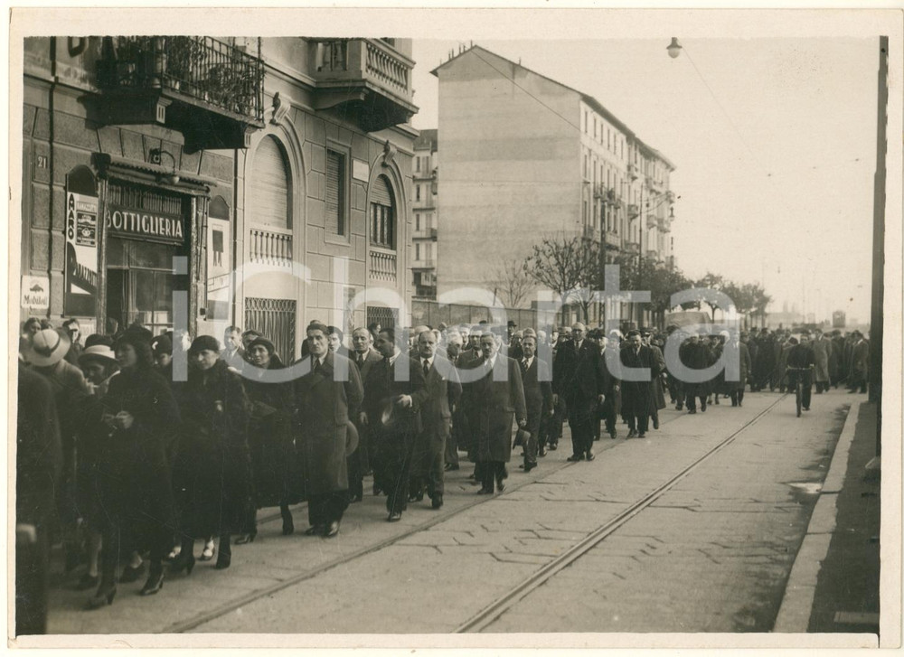 Fotografia d epoca originale 1930 ca MILANO Via Ripamonti  Corteo funebre  Fotografia 18x13 cm 1 1