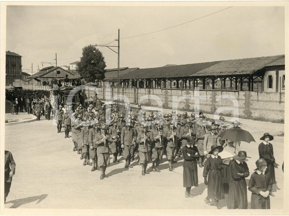Fotografia d epoca originale 1930 ca MILANO Via Ferrucci / corso Sempione  Funerali con banda militare Foto 1