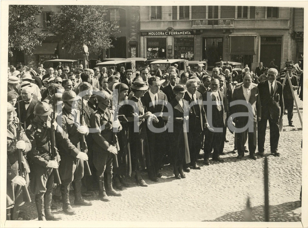 Fotografia d epoca originale 1930 ca MILANO piazza Wagner  Folla all uscita da San Pietro in Sala Foto 1
