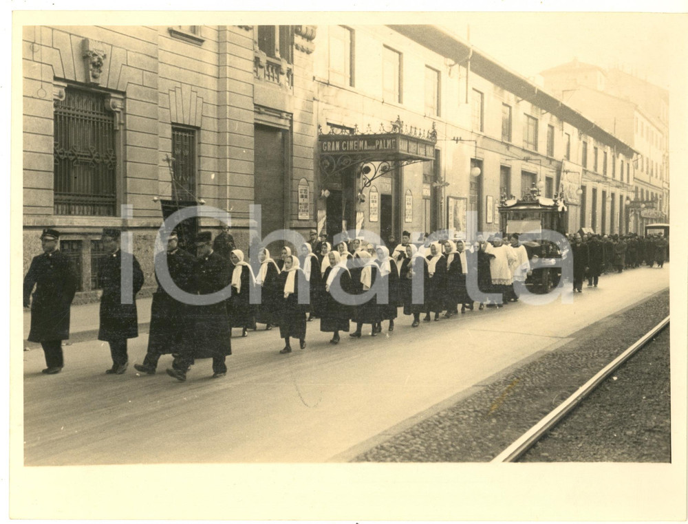 Fotografia d epoca originale 1935 ca MILANO viale Piave  Gran Cinema delle Palme  Corteo funebre Foto 1
