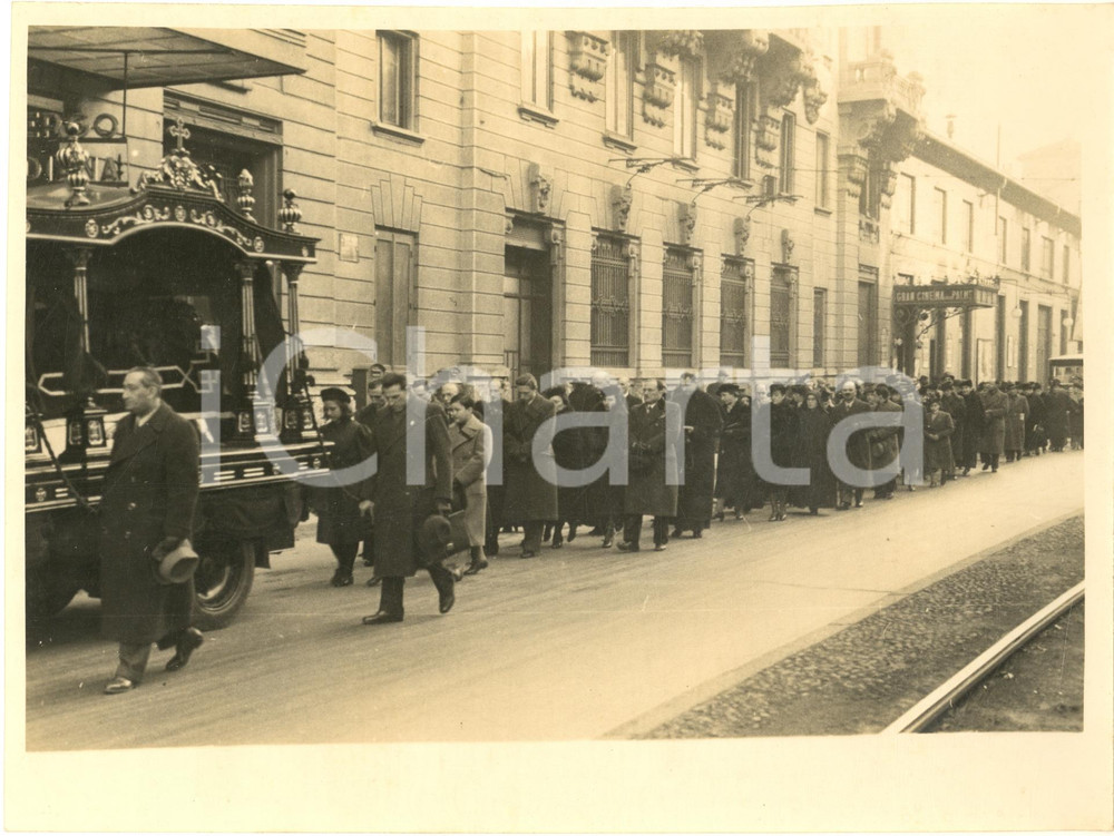 Fotografia d epoca originale 1935 ca MILANO viale Piave  Gran Cinema delle Palme  Corteo funebre Foto 1