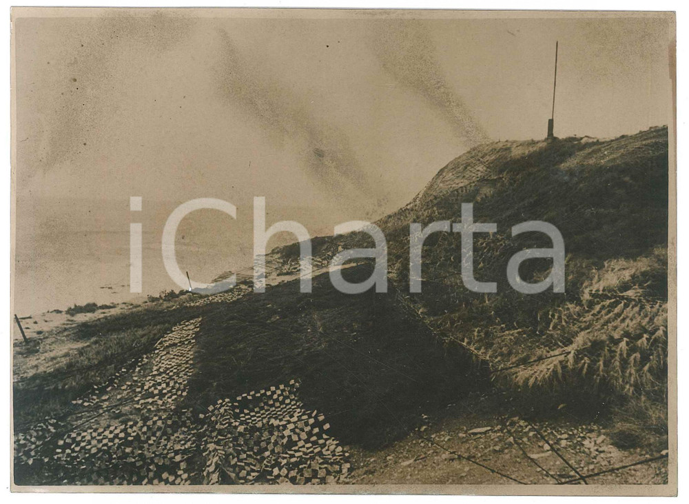 Fotografia d epoca originale 1944 WW2 VALLO ATLANTICO Strutture militari nascoste da reti mimetiche Foto 1