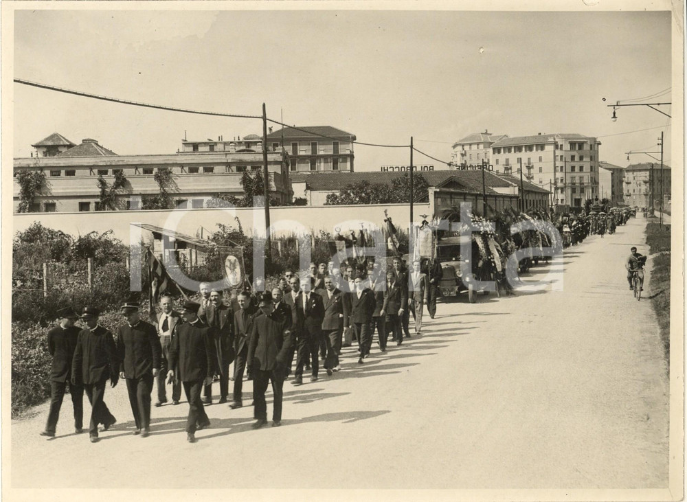 Fotografia d epoca originale 1935 ca MILANO Corteo funebre presso Officine BOLDROCCHI  Foto 3 1