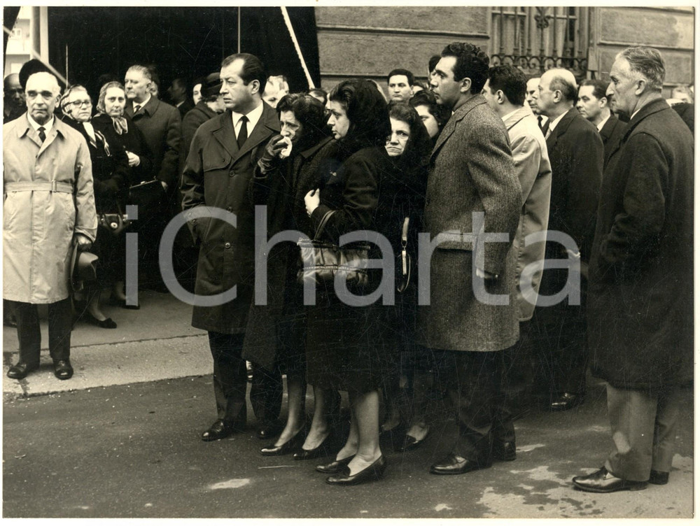 Fotografia d epoca originale 1960 ca MILANO via Ripamonti 36  Corteo funebre  Fotografia 24x18 cm 4 1