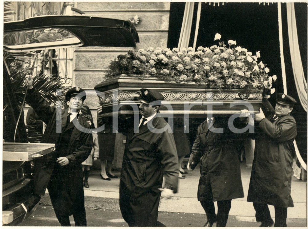 Fotografia d epoca originale 1960 ca MILANO via Ripamonti 36  Funerale  Fotografia 24x18 cm 1 1