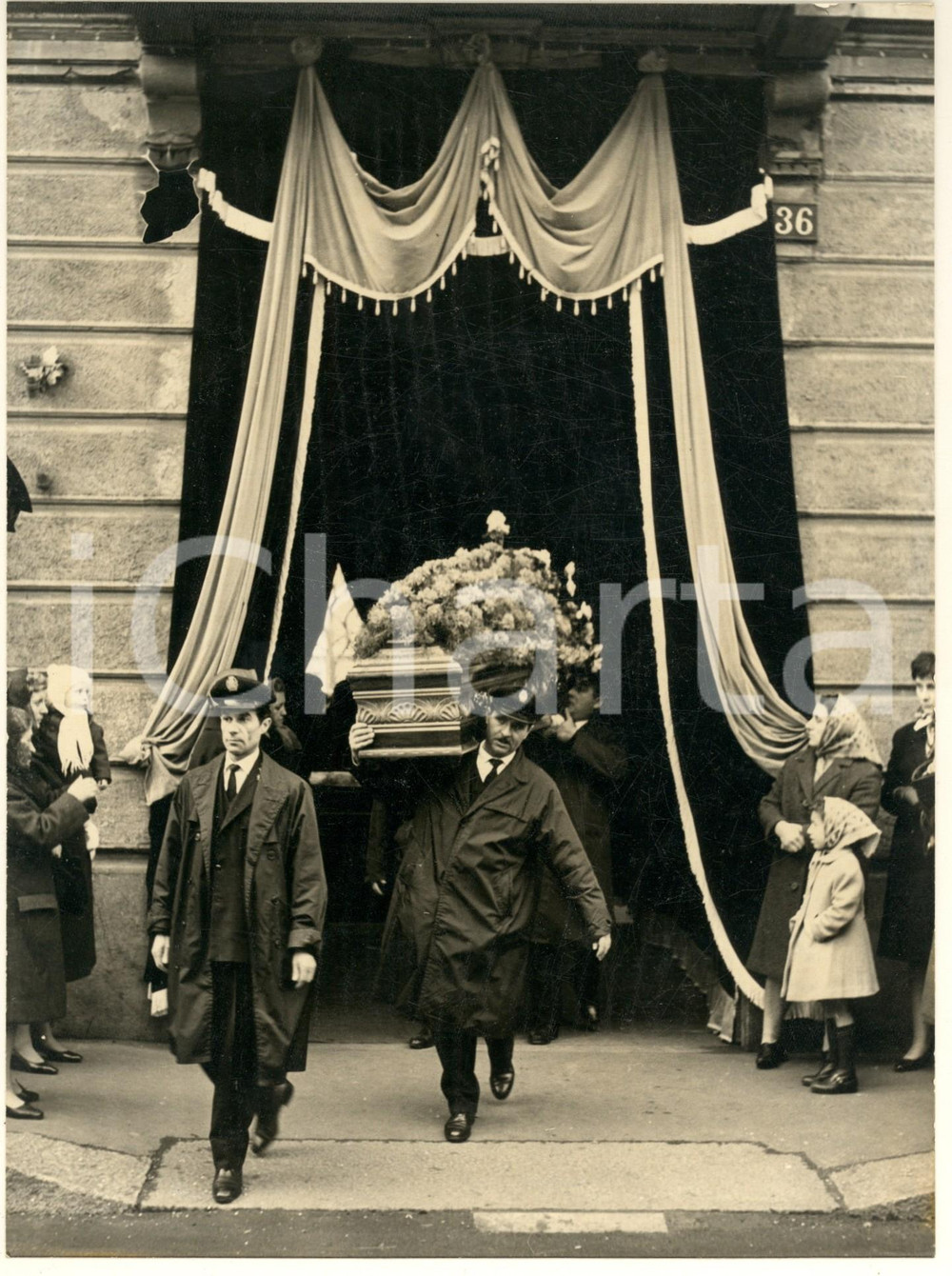 Fotografia d epoca originale 1960 ca MILANO via Ripamonti 36  Funerale  Fotografia 24x18 cm 2 1