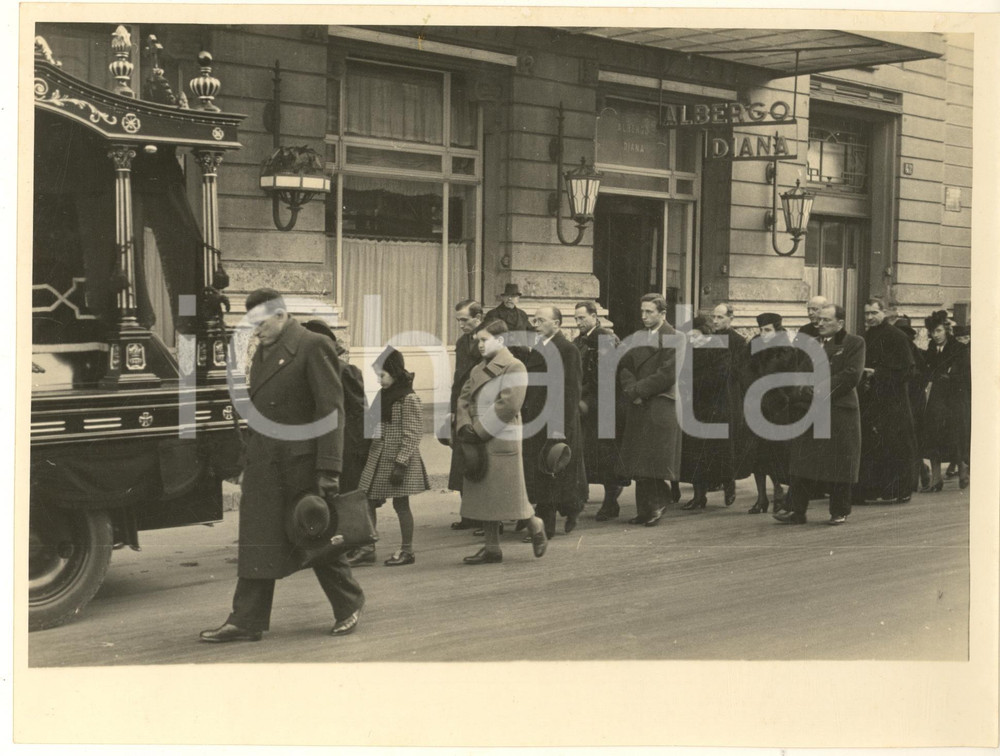 Fotografia d epoca originale 1935 ca MILANO viale Piave  Hotel DIANA  Corteo funebre  Foto 24x18 cm 1