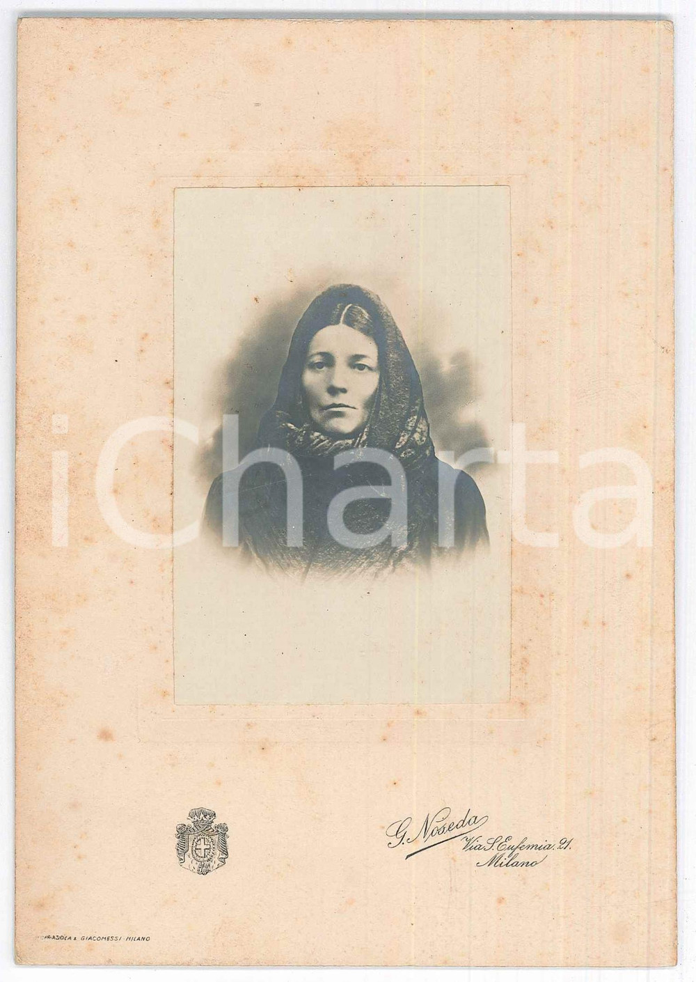 Fotografia d epoca originale 1910 ca MILANO Ritratto di donna con il foulard in testa Foto G. NOSEDA 12x17 1