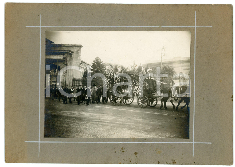 Fotografia d epoca originale 1910 ca MILANO Funerale in PORTA ROMANA Carrozza e corteo funebre  Foto STERZA 1