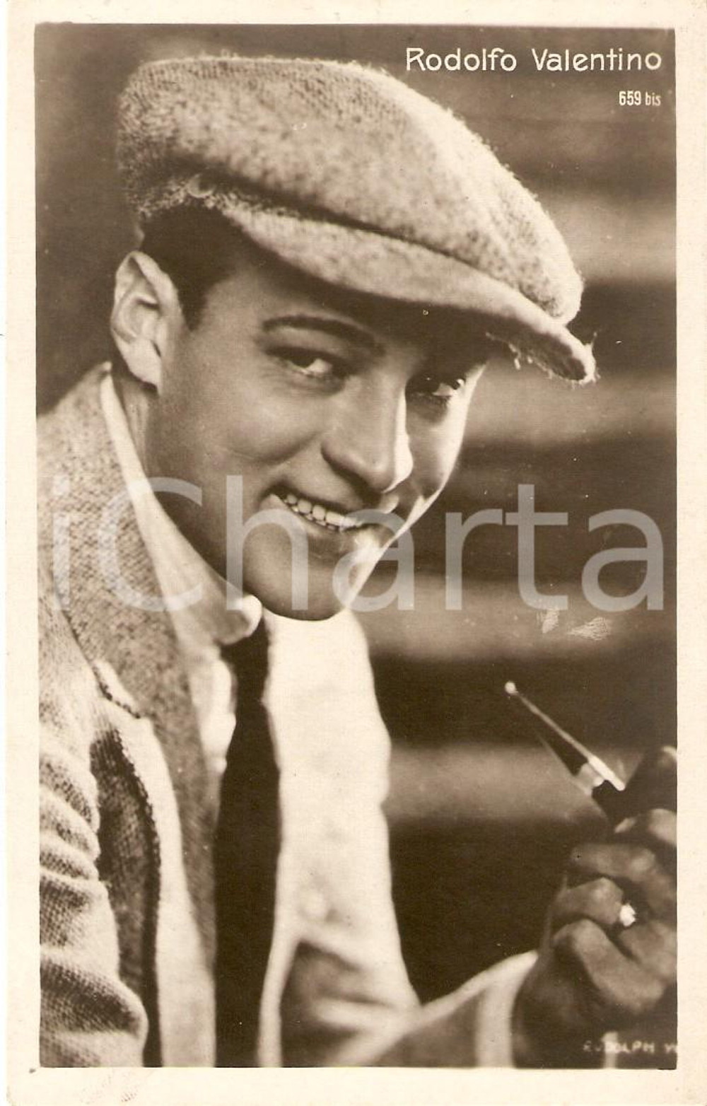 Cartolina originale da collezione 1925 ca CINEMA Attore Rodolfo VALENTINO fuma la pipa Cartolina FP NV 1