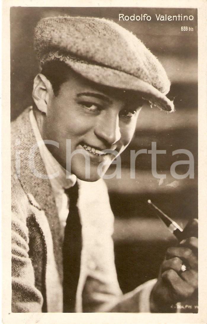 Cartolina originale da collezione 1925 ca CINEMA Attore Rodolfo VALENTINO fuma la pipa Cartolina FP NV 1